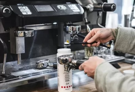 Comment le contrôle de la pression améliore les performances des machines à café industrielles