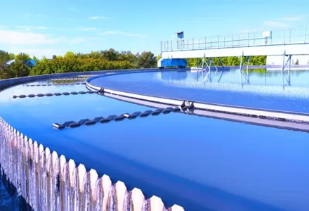Efficacité de l'usine de traitement de l'eau: surveillance de la pression et du débit pour des performances optimales